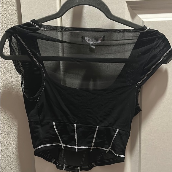 Urban Outfitters Black and White Fitted Crop Blouse - Picture 3 of 3